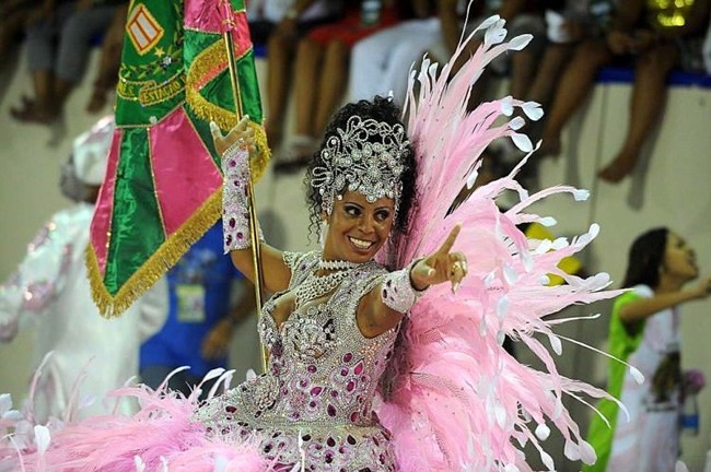 rio-carnival-samba-school-flags-mangueira-flag-bearer