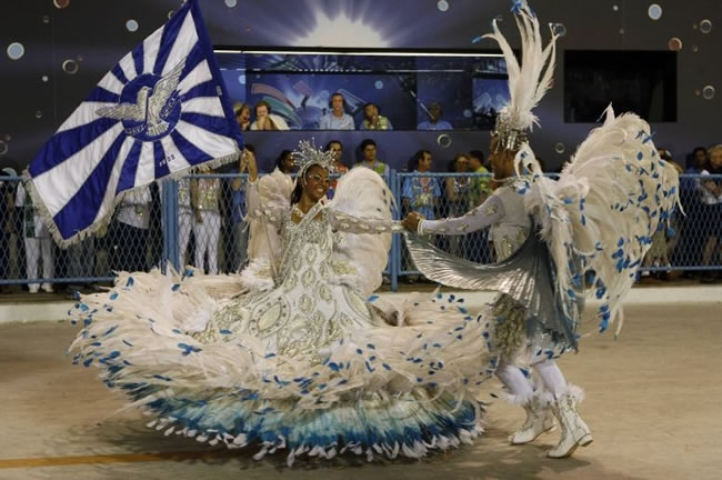 rio-carnival-samba-school-flags-portela-flag-bearer