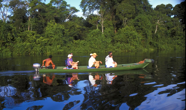 Novotel Manaus Hotel in Manaus - Turists visiting the river by boat Novotel Manaus Hotel in Manaus - Turists visiting the river by boat