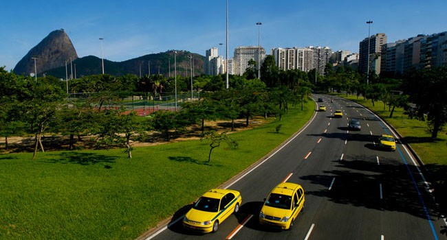 Using a cab for transportation to the sambadromo